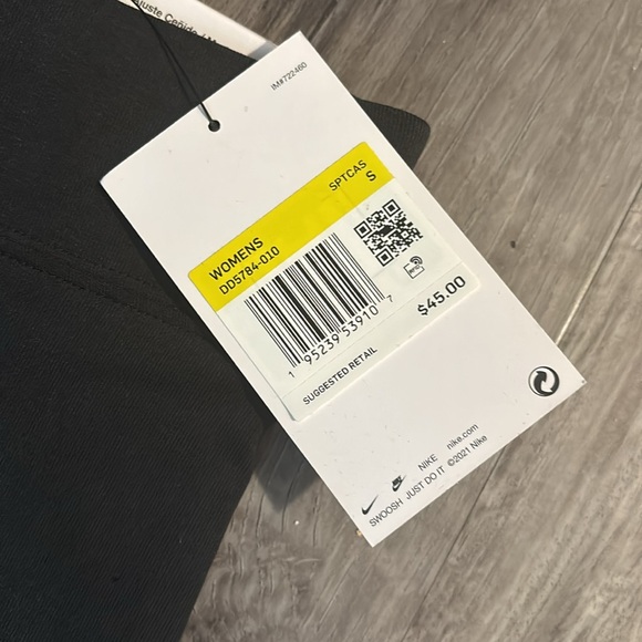 ⭐️ NWT Nike Leggings - Picture 3 of 4